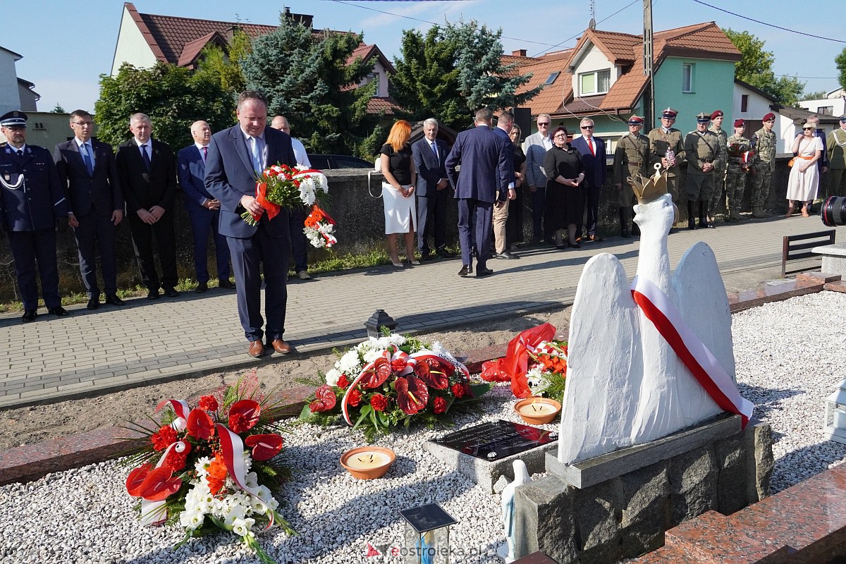 Święto Wojska Polskiego. Uroczystości na cmentarzu w Ostrołęce [18.08.2023] - zdjęcie #14 - eOstroleka.pl