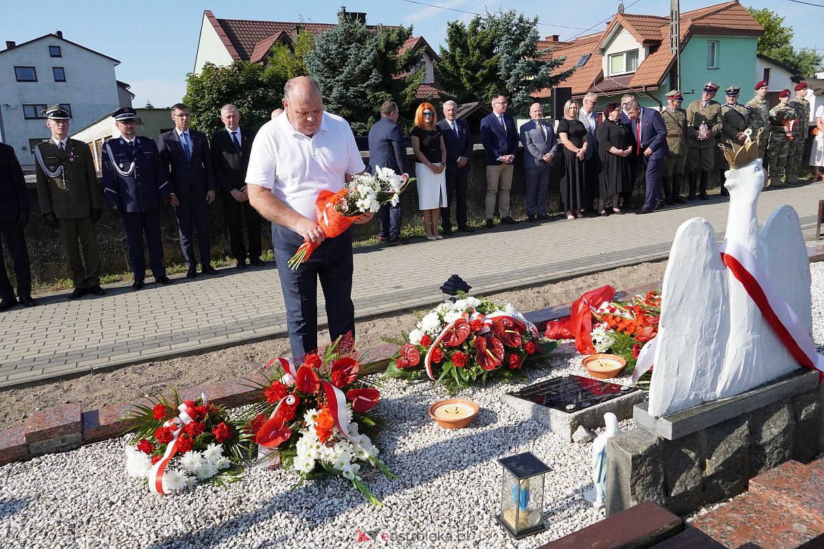 Święto Wojska Polskiego. Uroczystości na cmentarzu w Ostrołęce [18.08.2023] - zdjęcie #10 - eOstroleka.pl