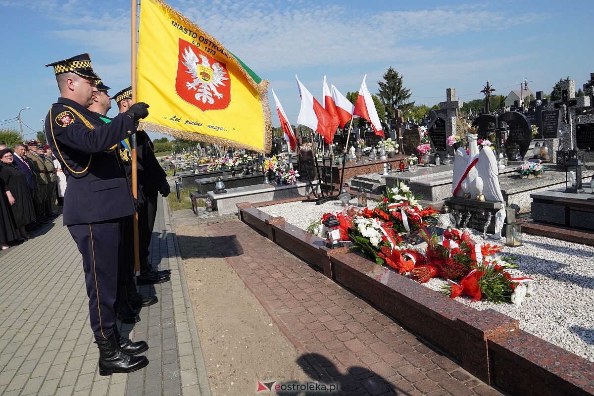 Święto Wojska Polskiego. Uroczystości na cmentarzu w Ostrołęce [18.08.2023] - zdjęcie #2 - eOstroleka.pl