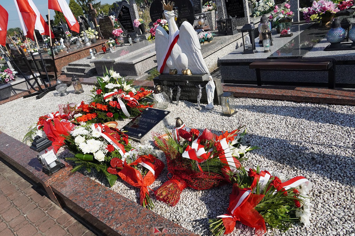 Święto Wojska Polskiego. Uroczystości na cmentarzu w Ostrołęce [18.08.2023] - zdjęcie #1 - eOstroleka.pl