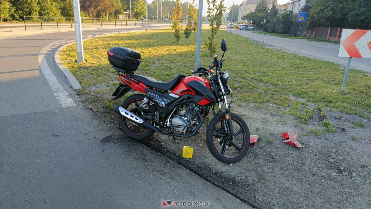 Wypadek motocyklisty na ulicy Pomian [16.08.2023] - zdjęcie #1 - eOstroleka.pl