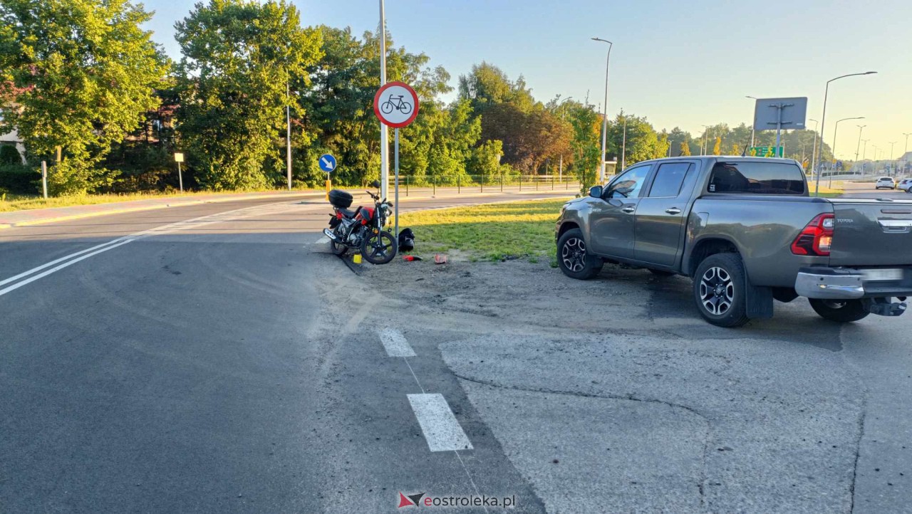 Wypadek motocyklisty na ulicy Pomian [16.08.2023] - zdjęcie #2 - eOstroleka.pl