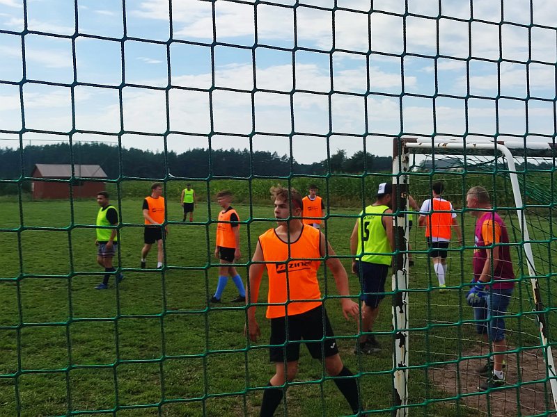 Piknik ze sportowymi akcentami w Tatarach. Starli się żonaci z kawalerami oraz matki z córkami [17.08.2023] - zdjęcie #3 - eOstroleka.pl