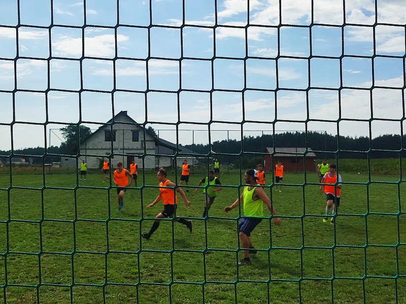 Piknik ze sportowymi akcentami w Tatarach. Starli się żonaci z kawalerami oraz matki z córkami [17.08.2023] - zdjęcie #2 - eOstroleka.pl