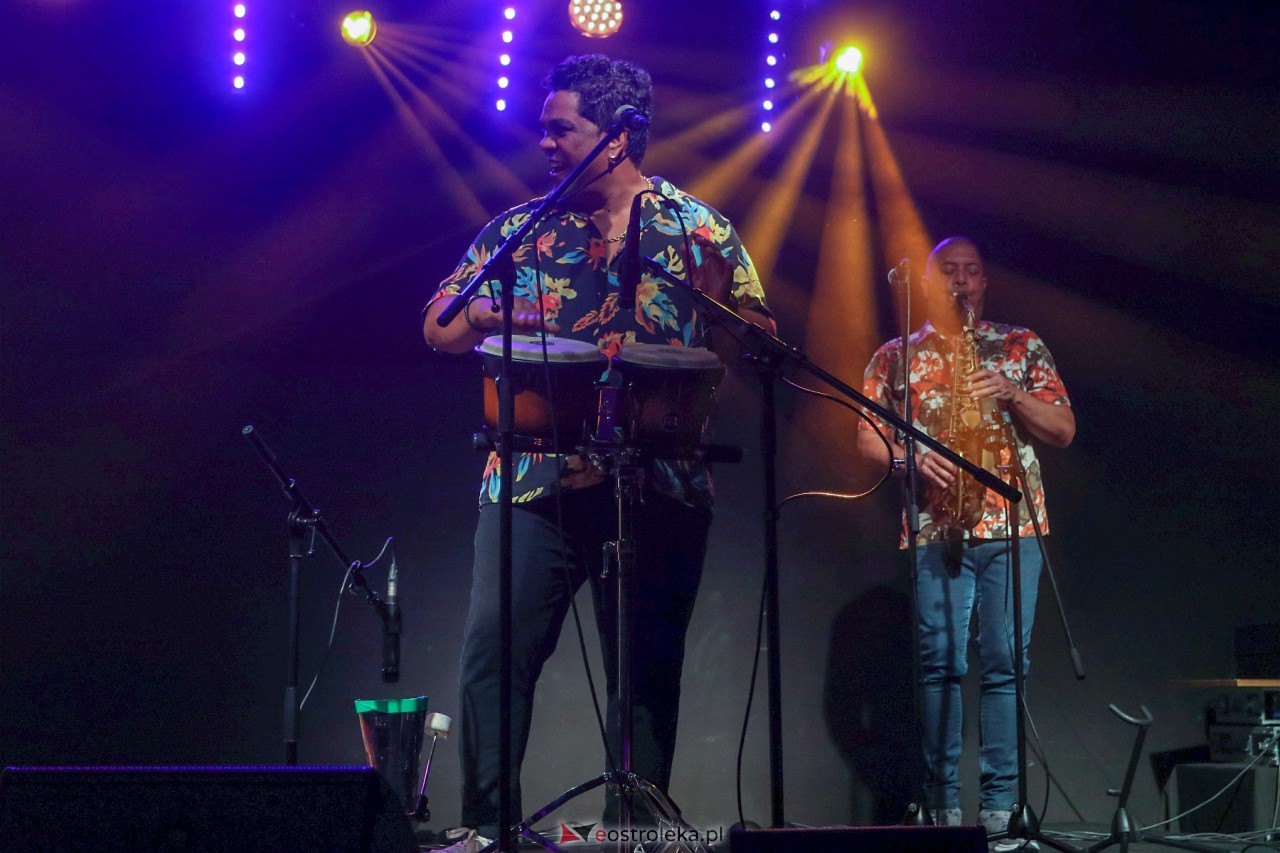 LUIS NUBIOLA & LOS CUBANIOTOS w Multimedialnym Centrum Natura [24.08.2023] - zdjęcie #7 - eOstroleka.pl