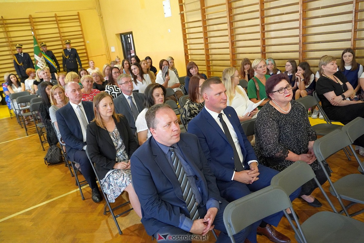 Uroczystość wręczania aktów nadania stopnia awansu nauczycielom mianowanym w Ostrołęce [28.08.2023] - zdjęcie #111 - eOstroleka.pl