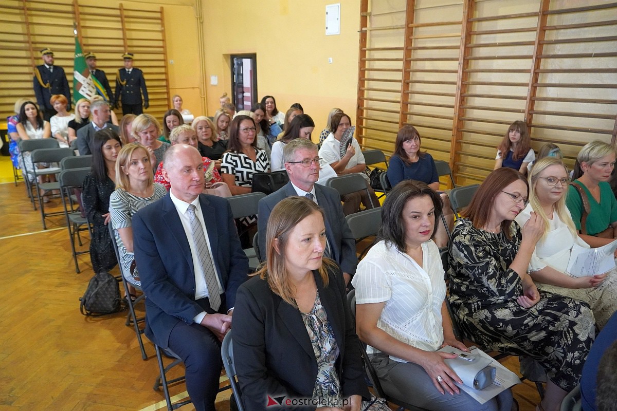 Uroczystość wręczania aktów nadania stopnia awansu nauczycielom mianowanym w Ostrołęce [28.08.2023] - zdjęcie #110 - eOstroleka.pl