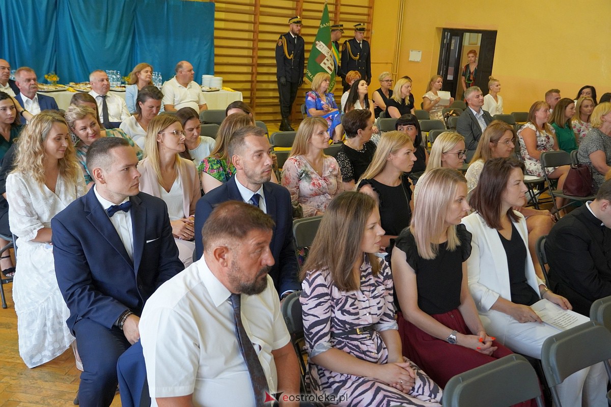 Uroczystość wręczania aktów nadania stopnia awansu nauczycielom mianowanym w Ostrołęce [28.08.2023] - zdjęcie #105 - eOstroleka.pl