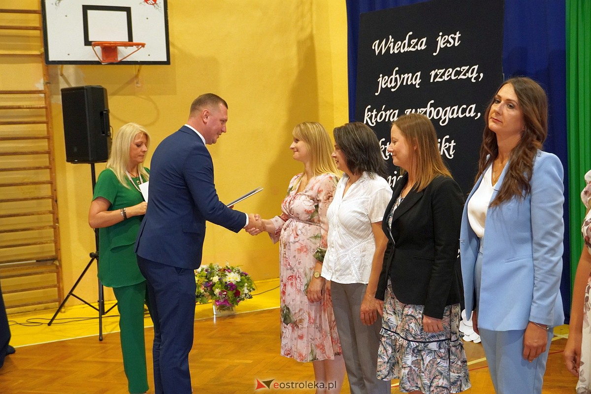 Uroczystość wręczania aktów nadania stopnia awansu nauczycielom mianowanym w Ostrołęce [28.08.2023] - zdjęcie #82 - eOstroleka.pl