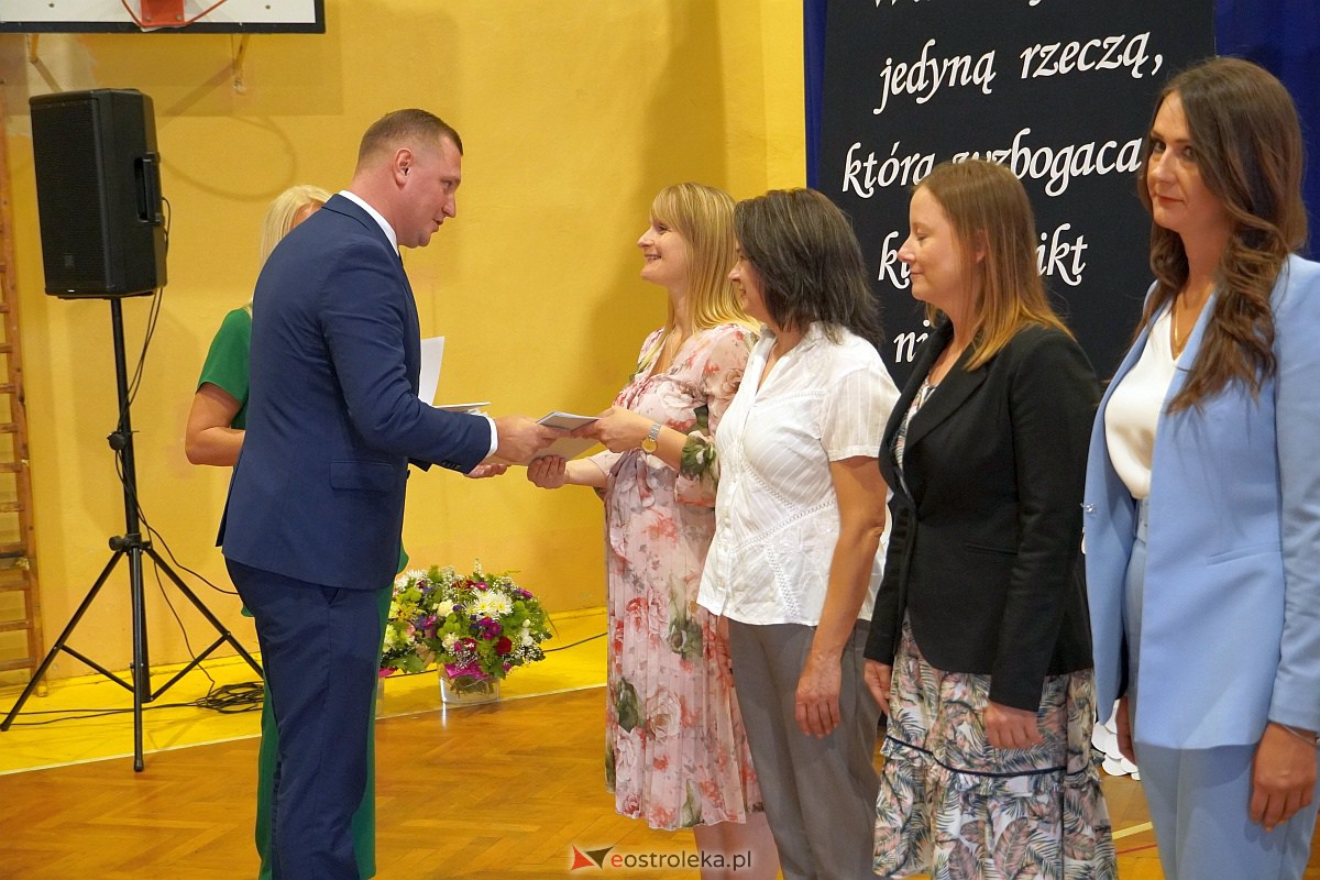 Uroczystość wręczania aktów nadania stopnia awansu nauczycielom mianowanym w Ostrołęce [28.08.2023] - zdjęcie #81 - eOstroleka.pl