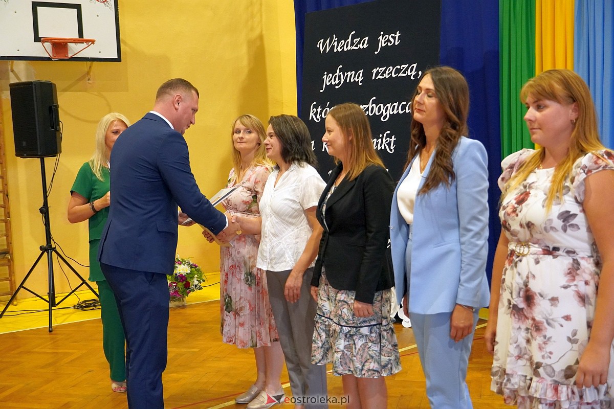 Uroczystość wręczania aktów nadania stopnia awansu nauczycielom mianowanym w Ostrołęce [28.08.2023] - zdjęcie #80 - eOstroleka.pl