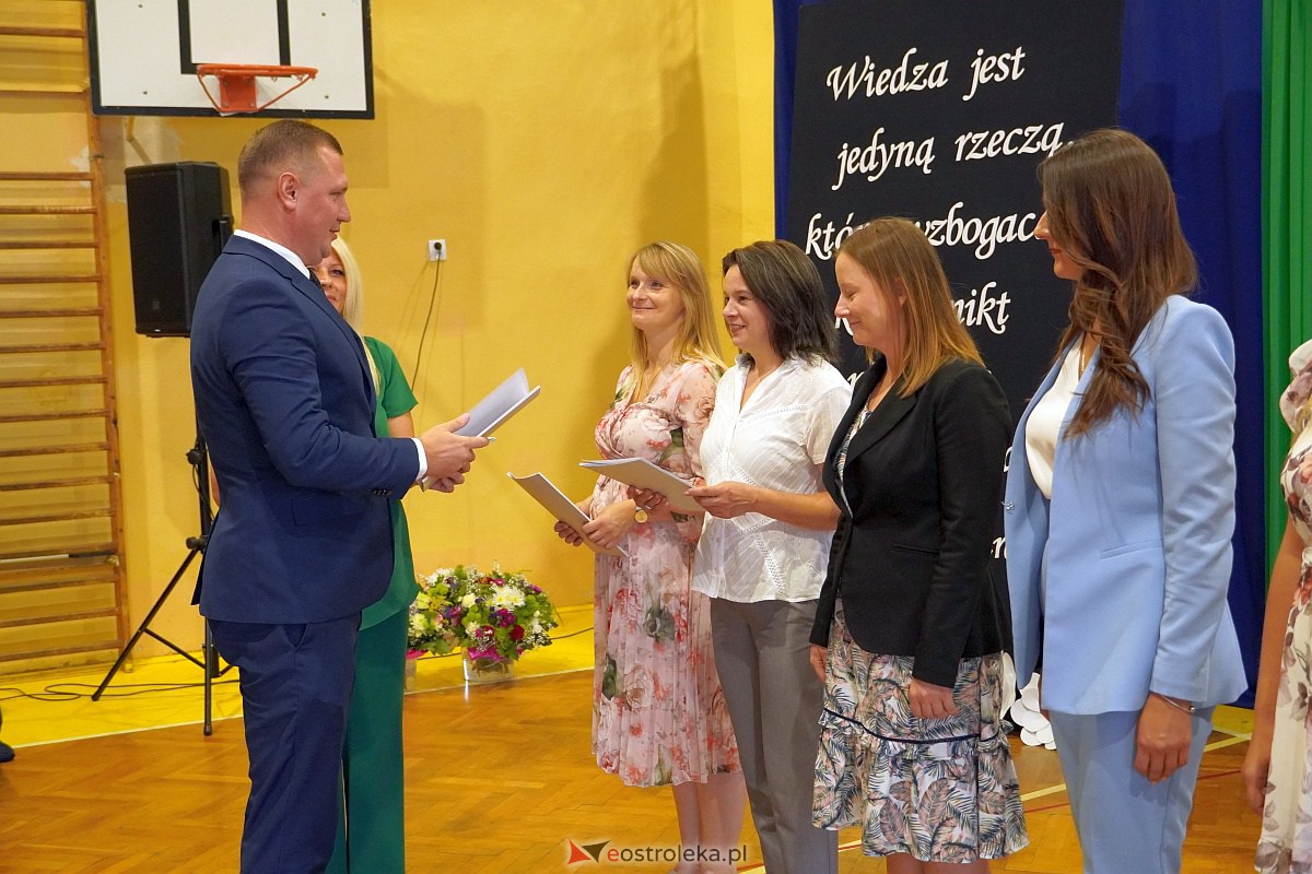Uroczystość wręczania aktów nadania stopnia awansu nauczycielom mianowanym w Ostrołęce [28.08.2023] - zdjęcie #79 - eOstroleka.pl