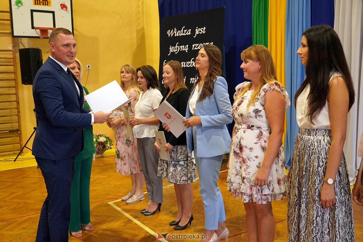 Uroczystość wręczania aktów nadania stopnia awansu nauczycielom mianowanym w Ostrołęce [28.08.2023] - zdjęcie #77 - eOstroleka.pl