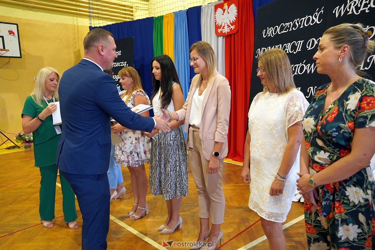 Uroczystość wręczania aktów nadania stopnia awansu nauczycielom mianowanym w Ostrołęce [28.08.2023] - zdjęcie #75 - eOstroleka.pl