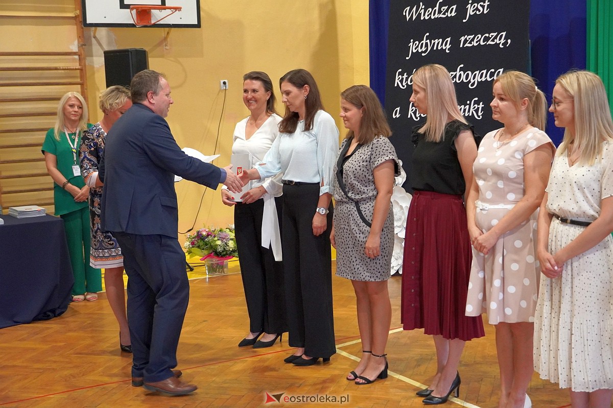 Uroczystość wręczania aktów nadania stopnia awansu nauczycielom mianowanym w Ostrołęce [28.08.2023] - zdjęcie #69 - eOstroleka.pl