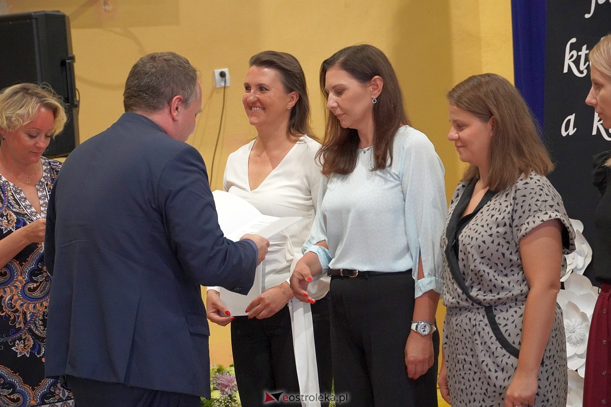 Uroczystość wręczania aktów nadania stopnia awansu nauczycielom mianowanym w Ostrołęce [28.08.2023] - zdjęcie #68 - eOstroleka.pl
