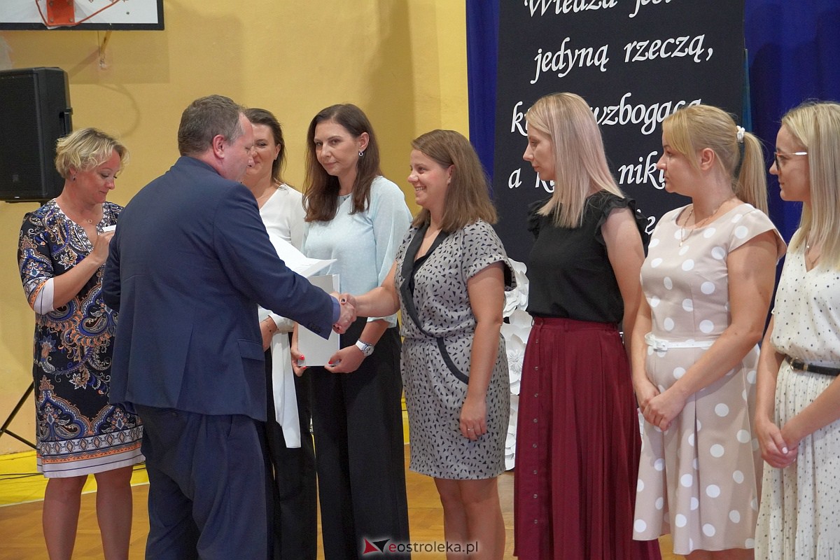 Uroczystość wręczania aktów nadania stopnia awansu nauczycielom mianowanym w Ostrołęce [28.08.2023] - zdjęcie #67 - eOstroleka.pl