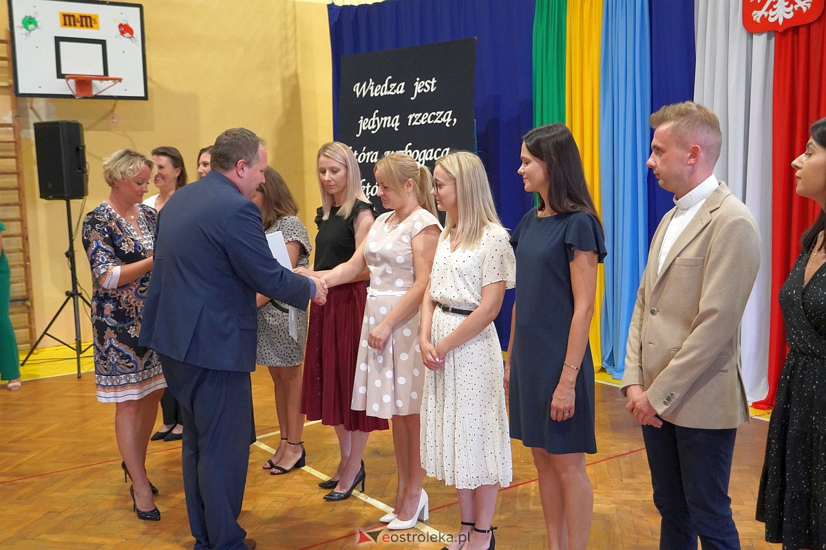 Uroczystość wręczania aktów nadania stopnia awansu nauczycielom mianowanym w Ostrołęce [28.08.2023] - zdjęcie #65 - eOstroleka.pl