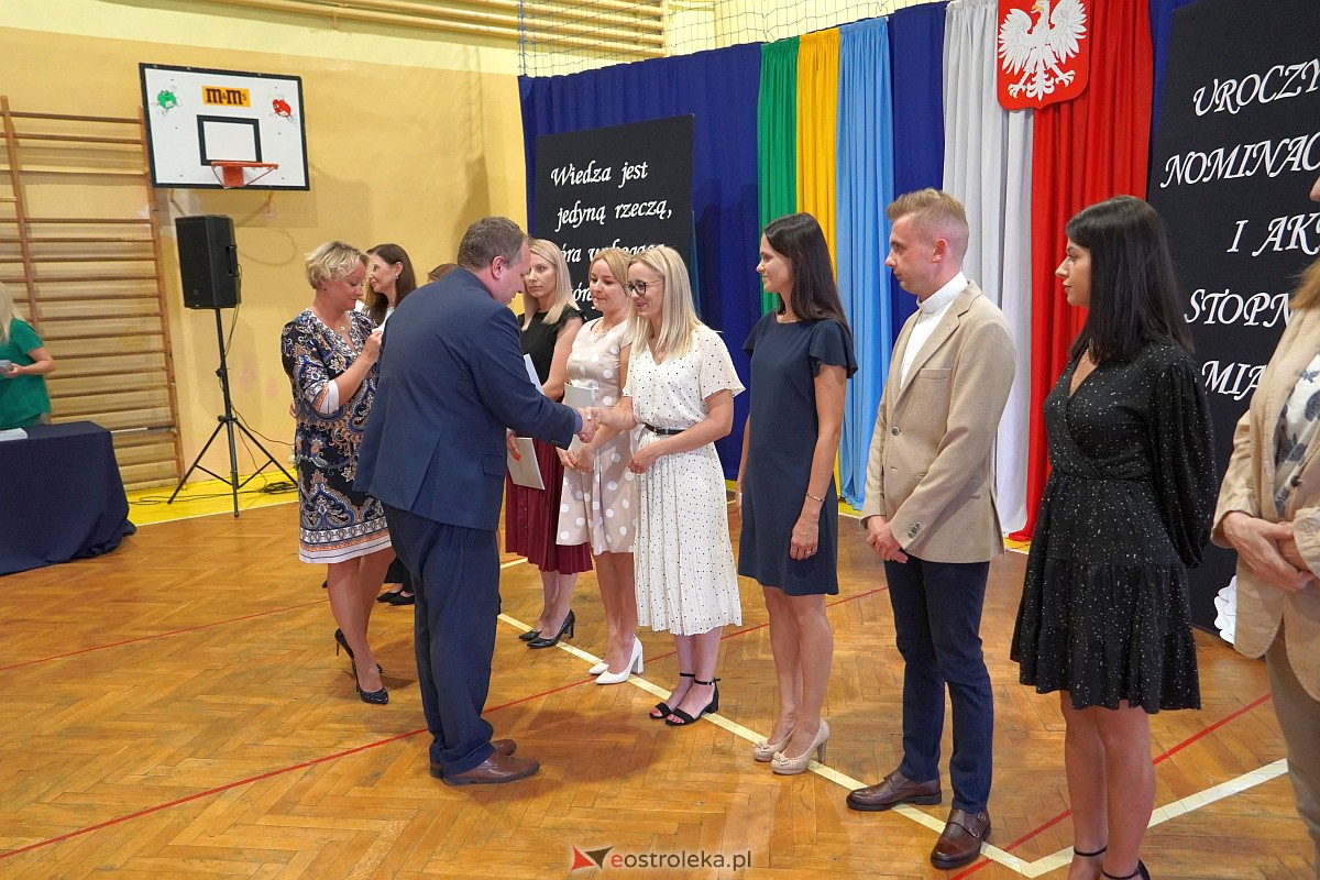 Uroczystość wręczania aktów nadania stopnia awansu nauczycielom mianowanym w Ostrołęce [28.08.2023] - zdjęcie #64 - eOstroleka.pl
