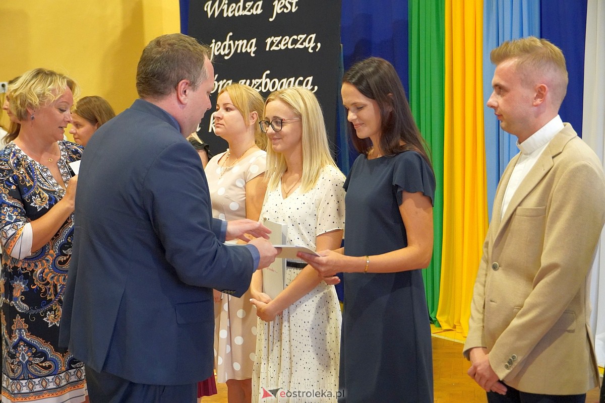 Uroczystość wręczania aktów nadania stopnia awansu nauczycielom mianowanym w Ostrołęce [28.08.2023] - zdjęcie #63 - eOstroleka.pl