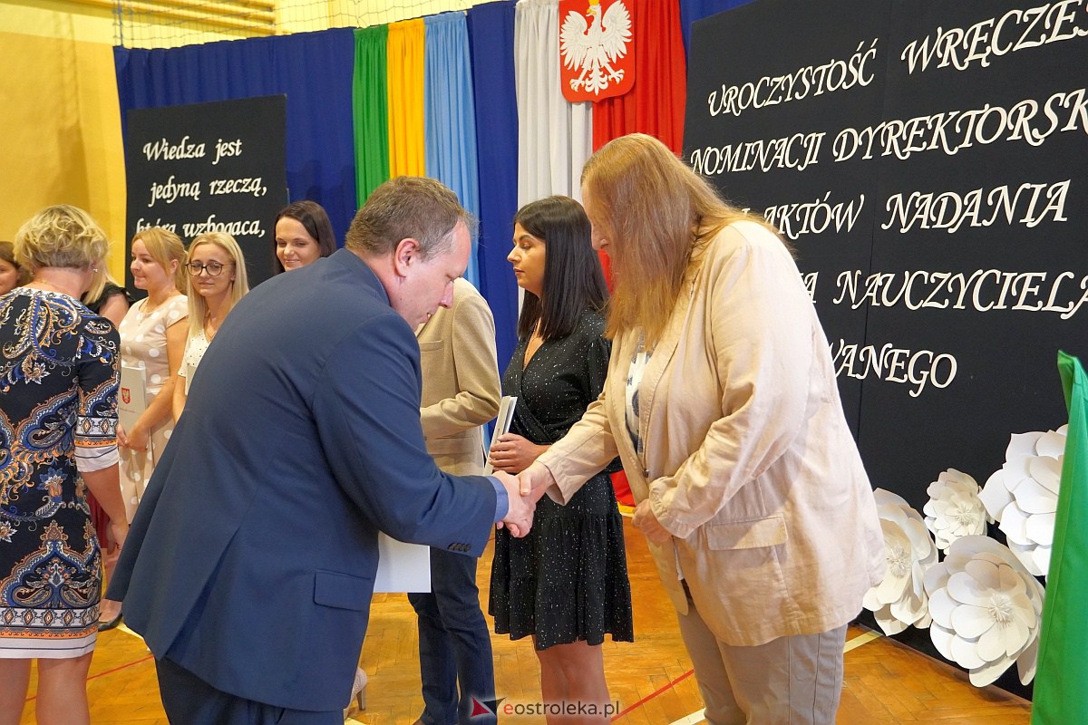 Uroczystość wręczania aktów nadania stopnia awansu nauczycielom mianowanym w Ostrołęce [28.08.2023] - zdjęcie #59 - eOstroleka.pl