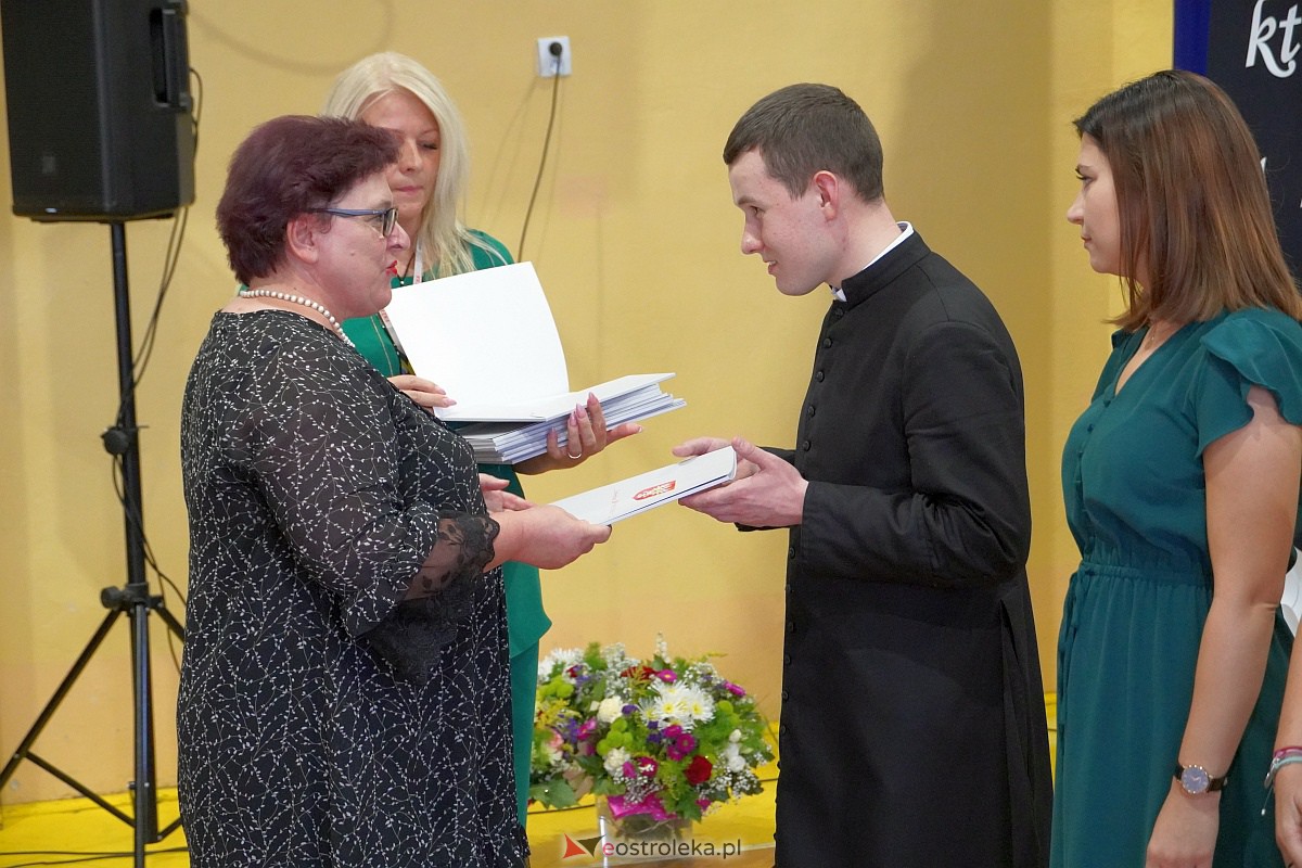 Uroczystość wręczania aktów nadania stopnia awansu nauczycielom mianowanym w Ostrołęce [28.08.2023] - zdjęcie #55 - eOstroleka.pl