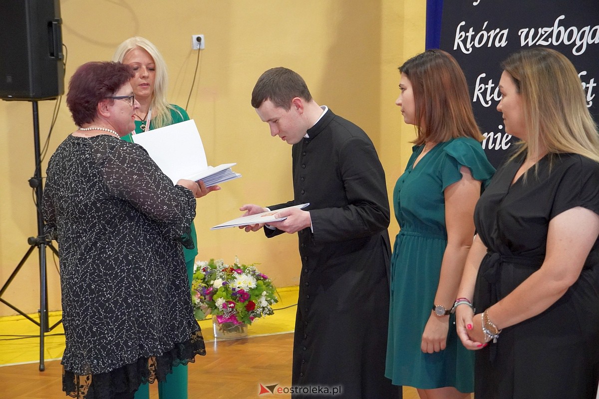 Uroczystość wręczania aktów nadania stopnia awansu nauczycielom mianowanym w Ostrołęce [28.08.2023] - zdjęcie #54 - eOstroleka.pl