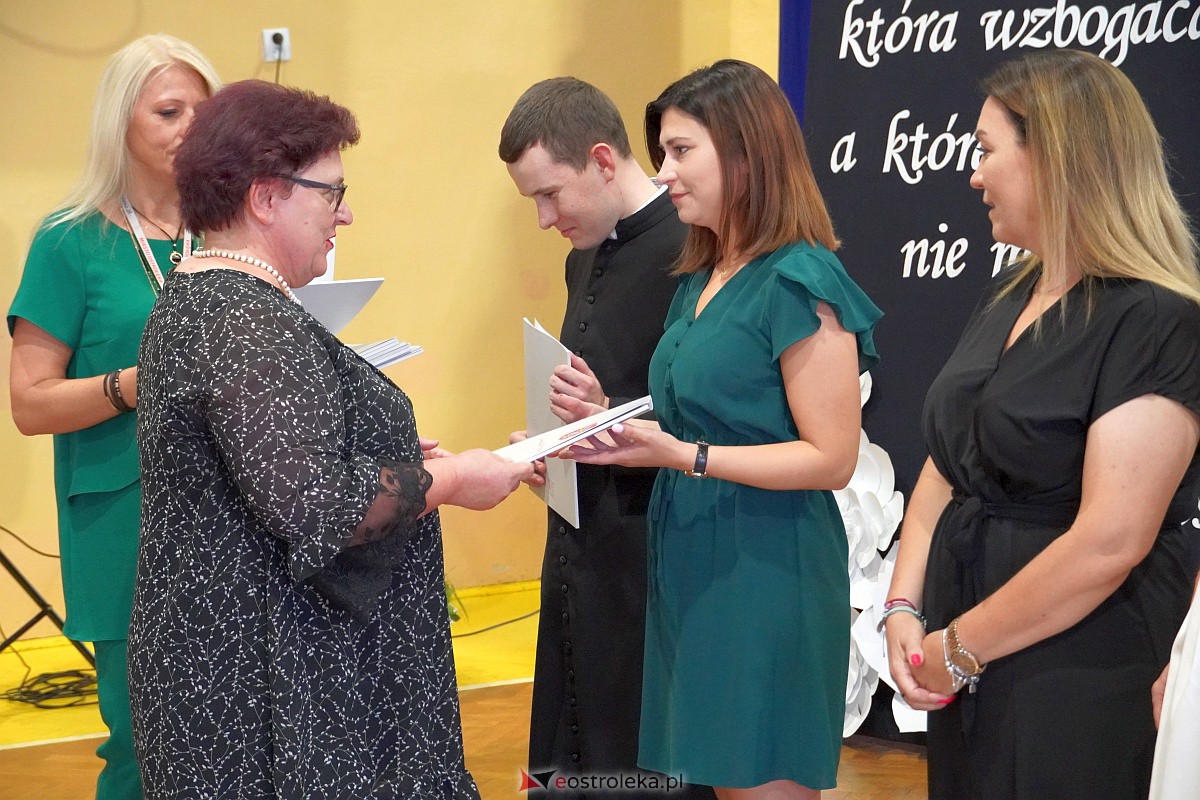 Uroczystość wręczania aktów nadania stopnia awansu nauczycielom mianowanym w Ostrołęce [28.08.2023] - zdjęcie #53 - eOstroleka.pl