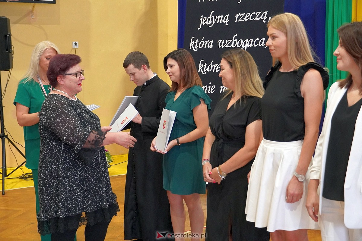 Uroczystość wręczania aktów nadania stopnia awansu nauczycielom mianowanym w Ostrołęce [28.08.2023] - zdjęcie #52 - eOstroleka.pl