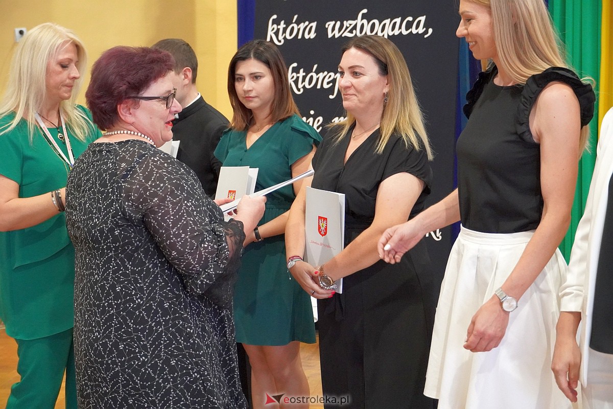 Uroczystość wręczania aktów nadania stopnia awansu nauczycielom mianowanym w Ostrołęce [28.08.2023] - zdjęcie #50 - eOstroleka.pl