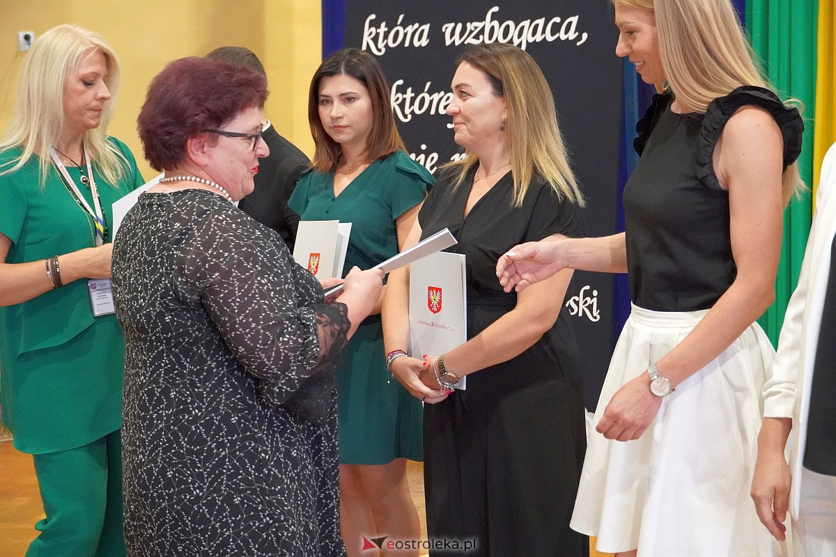 Uroczystość wręczania aktów nadania stopnia awansu nauczycielom mianowanym w Ostrołęce [28.08.2023] - zdjęcie #49 - eOstroleka.pl