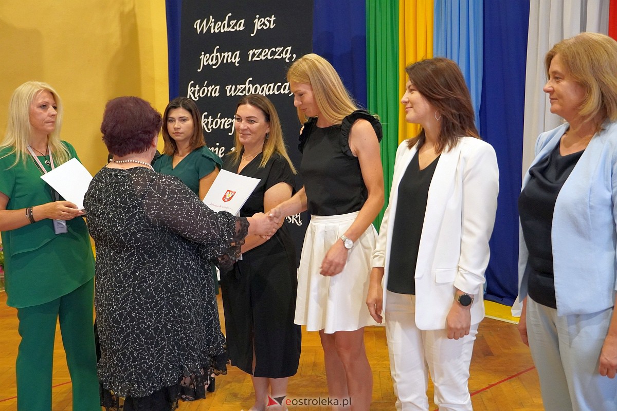 Uroczystość wręczania aktów nadania stopnia awansu nauczycielom mianowanym w Ostrołęce [28.08.2023] - zdjęcie #48 - eOstroleka.pl