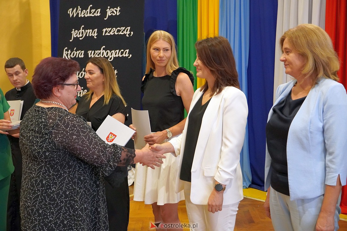 Uroczystość wręczania aktów nadania stopnia awansu nauczycielom mianowanym w Ostrołęce [28.08.2023] - zdjęcie #47 - eOstroleka.pl