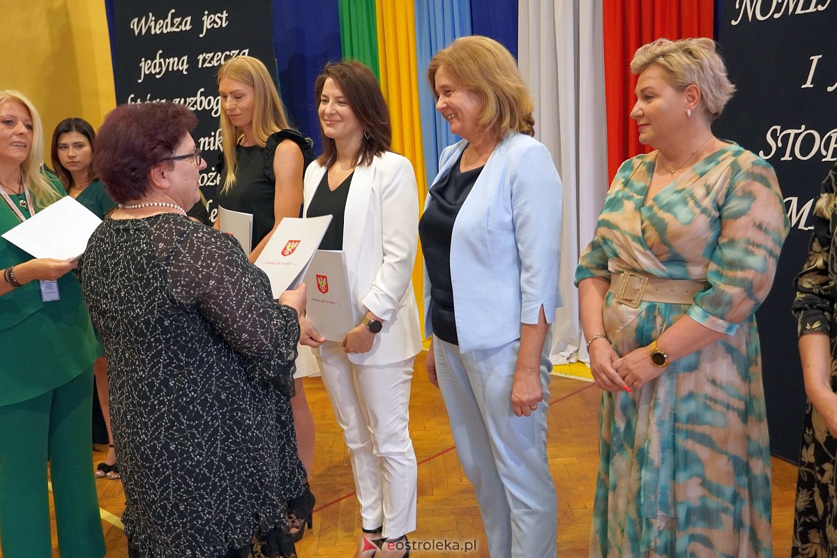 Uroczystość wręczania aktów nadania stopnia awansu nauczycielom mianowanym w Ostrołęce [28.08.2023] - zdjęcie #45 - eOstroleka.pl