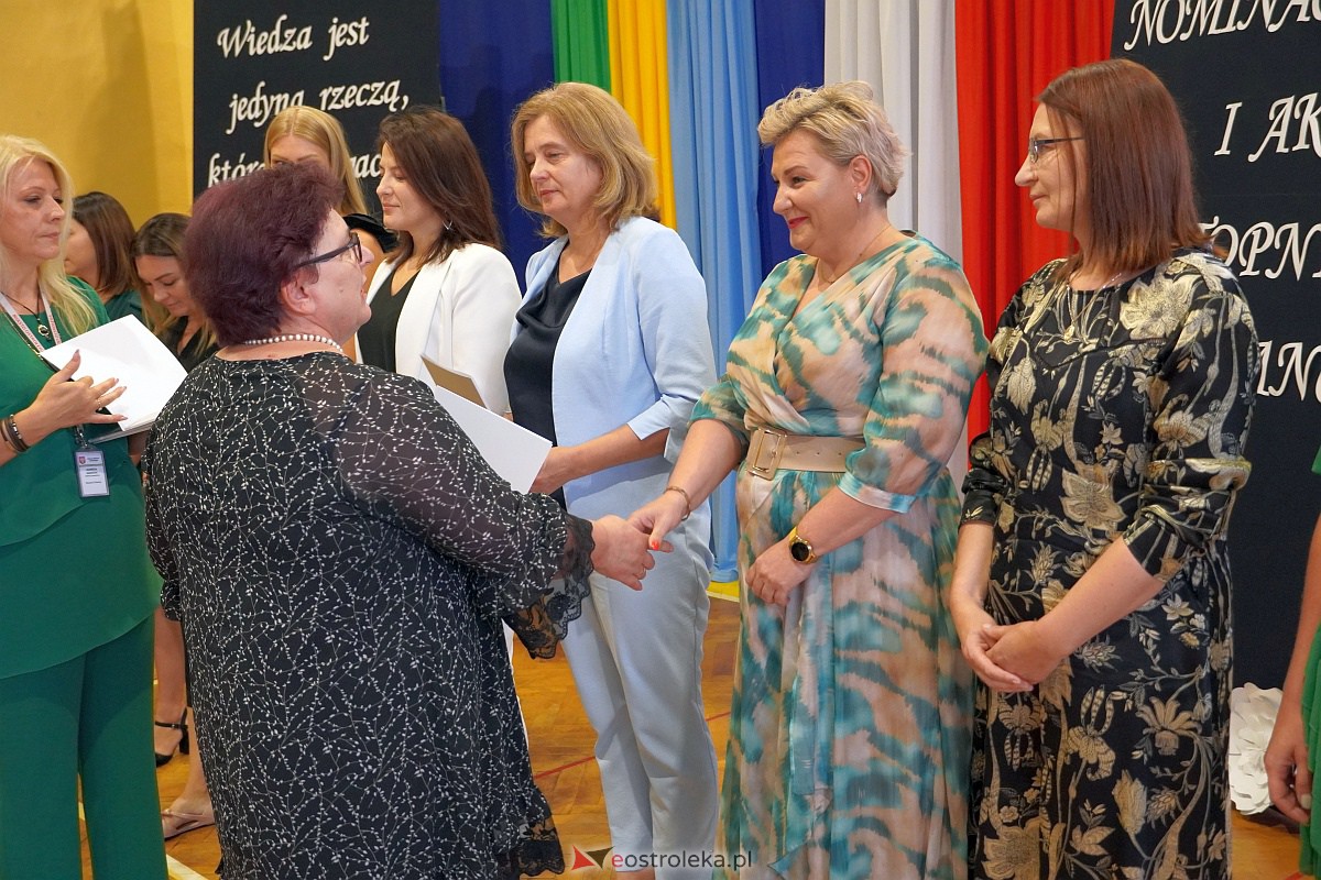 Uroczystość wręczania aktów nadania stopnia awansu nauczycielom mianowanym w Ostrołęce [28.08.2023] - zdjęcie #43 - eOstroleka.pl
