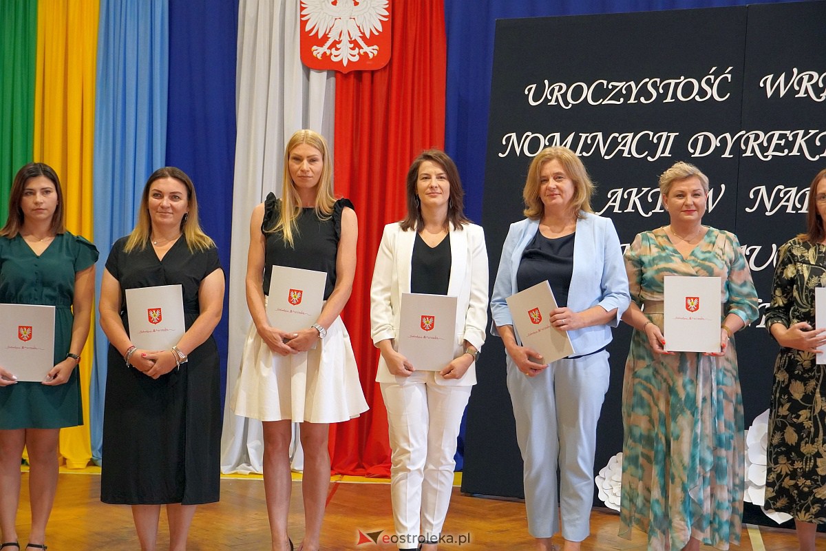 Uroczystość wręczania aktów nadania stopnia awansu nauczycielom mianowanym w Ostrołęce [28.08.2023] - zdjęcie #37 - eOstroleka.pl