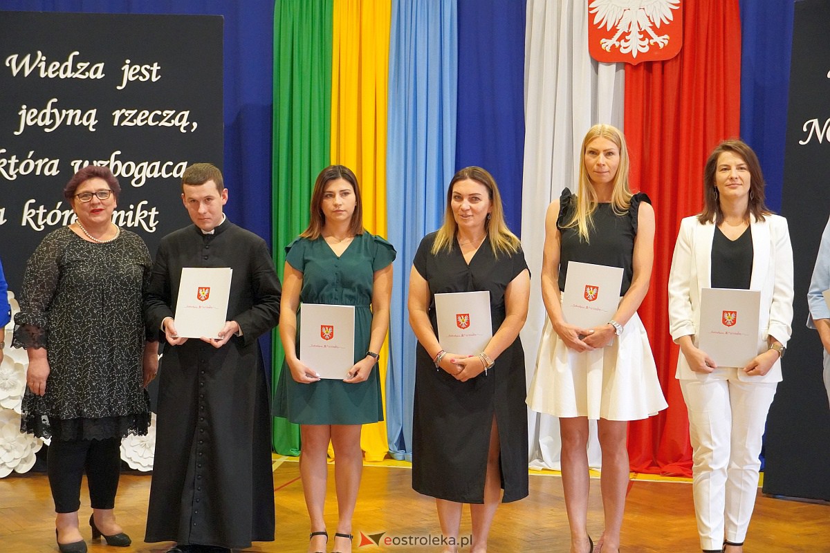 Uroczystość wręczania aktów nadania stopnia awansu nauczycielom mianowanym w Ostrołęce [28.08.2023] - zdjęcie #36 - eOstroleka.pl