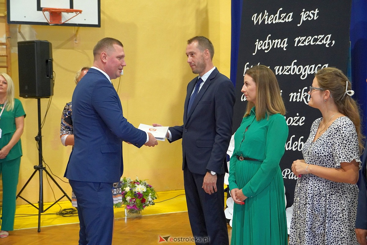 Uroczystość wręczania aktów nadania stopnia awansu nauczycielom mianowanym w Ostrołęce [28.08.2023] - zdjęcie #34 - eOstroleka.pl