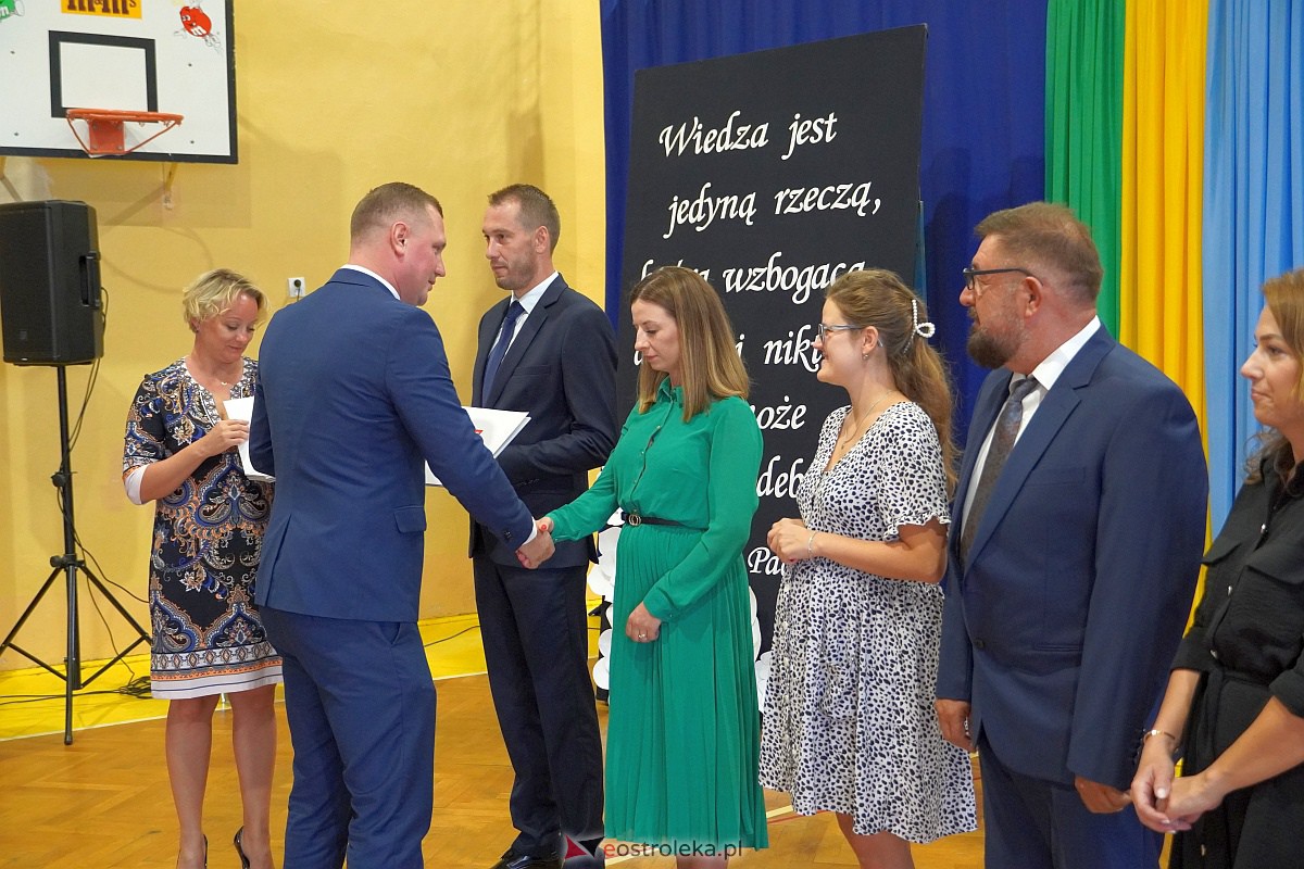 Uroczystość wręczania aktów nadania stopnia awansu nauczycielom mianowanym w Ostrołęce [28.08.2023] - zdjęcie #33 - eOstroleka.pl