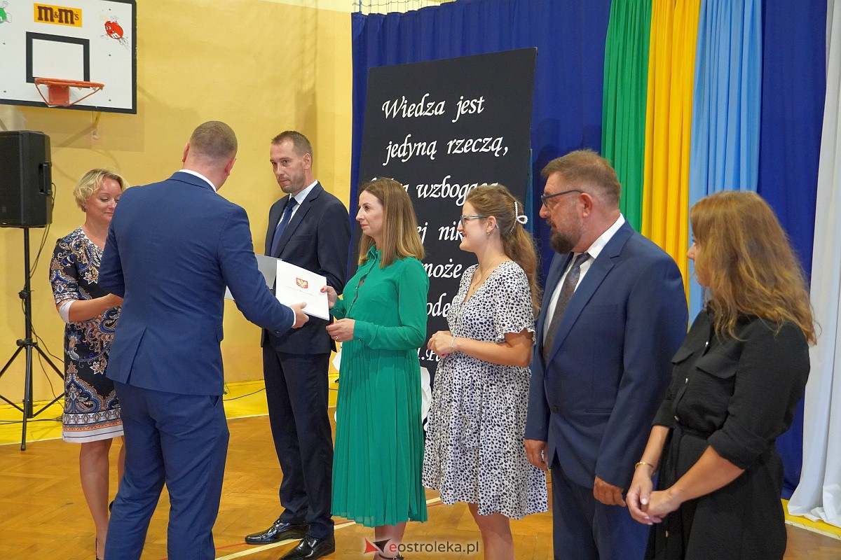 Uroczystość wręczania aktów nadania stopnia awansu nauczycielom mianowanym w Ostrołęce [28.08.2023] - zdjęcie #32 - eOstroleka.pl