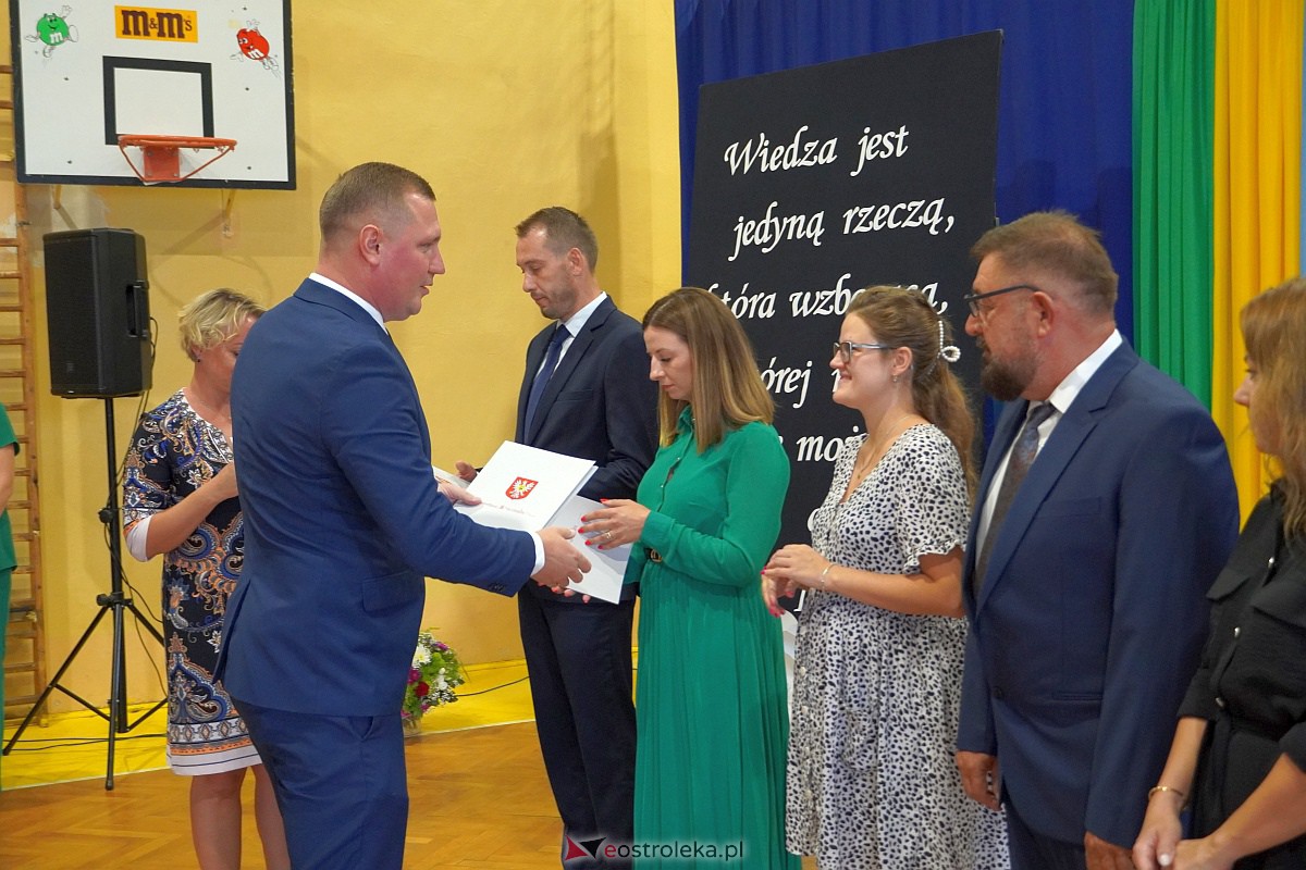Uroczystość wręczania aktów nadania stopnia awansu nauczycielom mianowanym w Ostrołęce [28.08.2023] - zdjęcie #31 - eOstroleka.pl