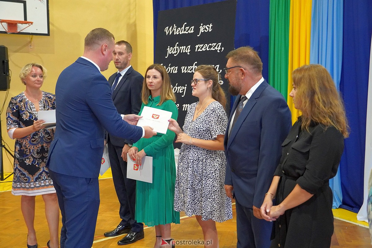 Uroczystość wręczania aktów nadania stopnia awansu nauczycielom mianowanym w Ostrołęce [28.08.2023] - zdjęcie #30 - eOstroleka.pl