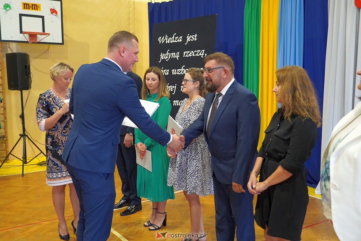 Uroczystość wręczania aktów nadania stopnia awansu nauczycielom mianowanym w Ostrołęce [28.08.2023] - zdjęcie #29 - eOstroleka.pl