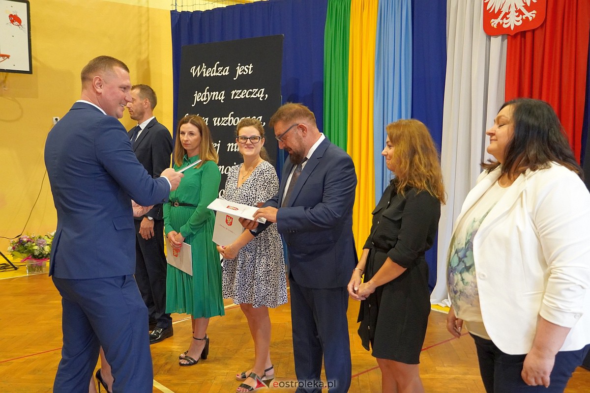 Uroczystość wręczania aktów nadania stopnia awansu nauczycielom mianowanym w Ostrołęce [28.08.2023] - zdjęcie #28 - eOstroleka.pl