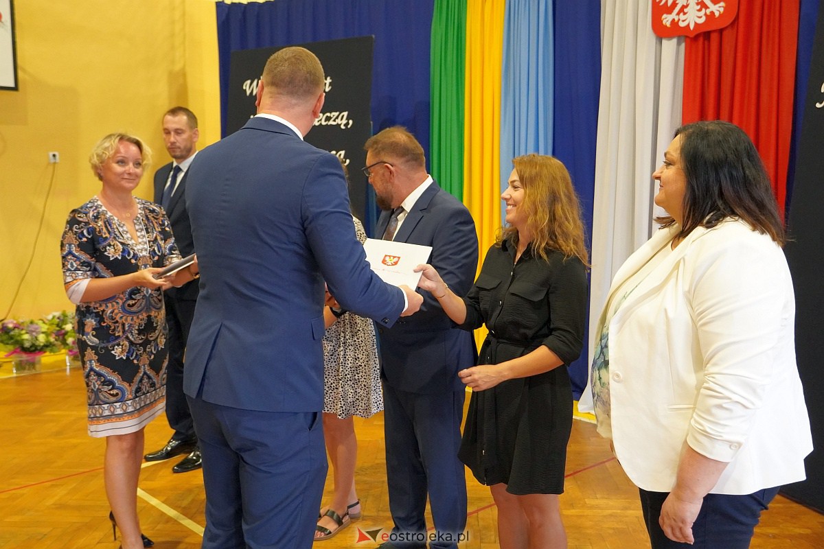 Uroczystość wręczania aktów nadania stopnia awansu nauczycielom mianowanym w Ostrołęce [28.08.2023] - zdjęcie #27 - eOstroleka.pl