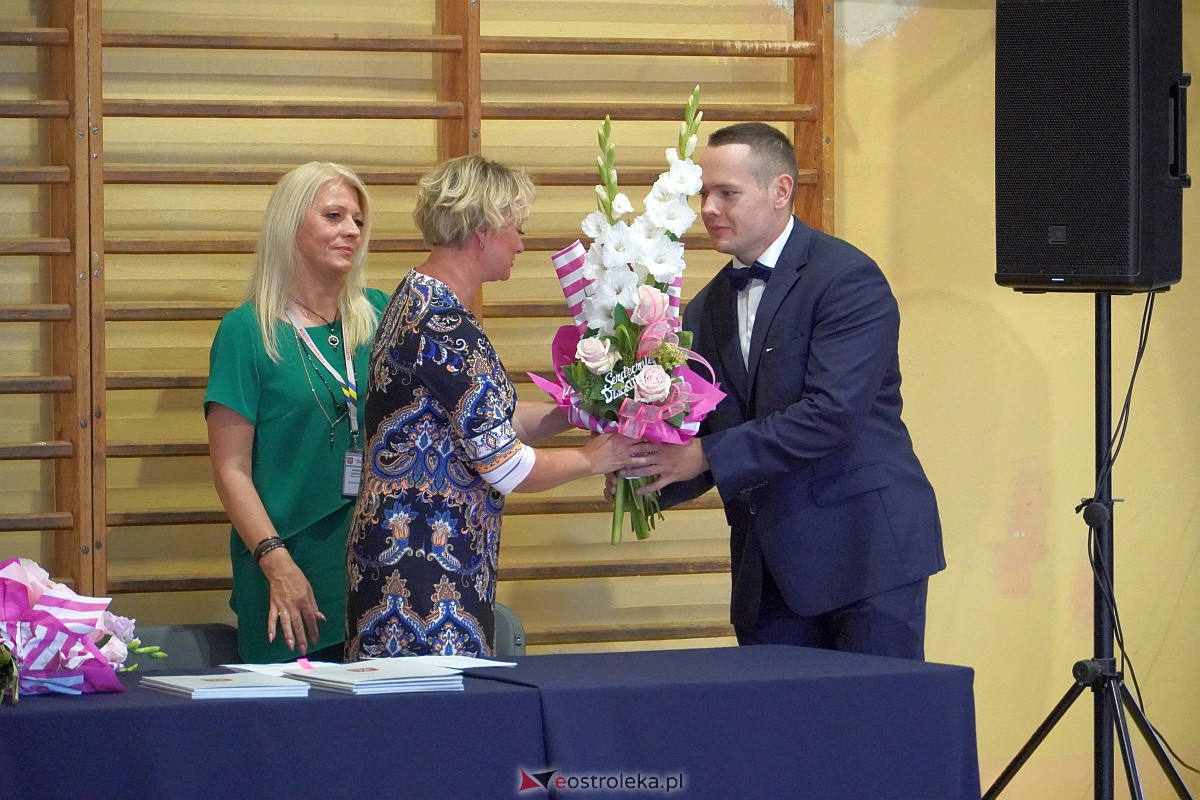 Uroczystość wręczania aktów nadania stopnia awansu nauczycielom mianowanym w Ostrołęce [28.08.2023] - zdjęcie #17 - eOstroleka.pl