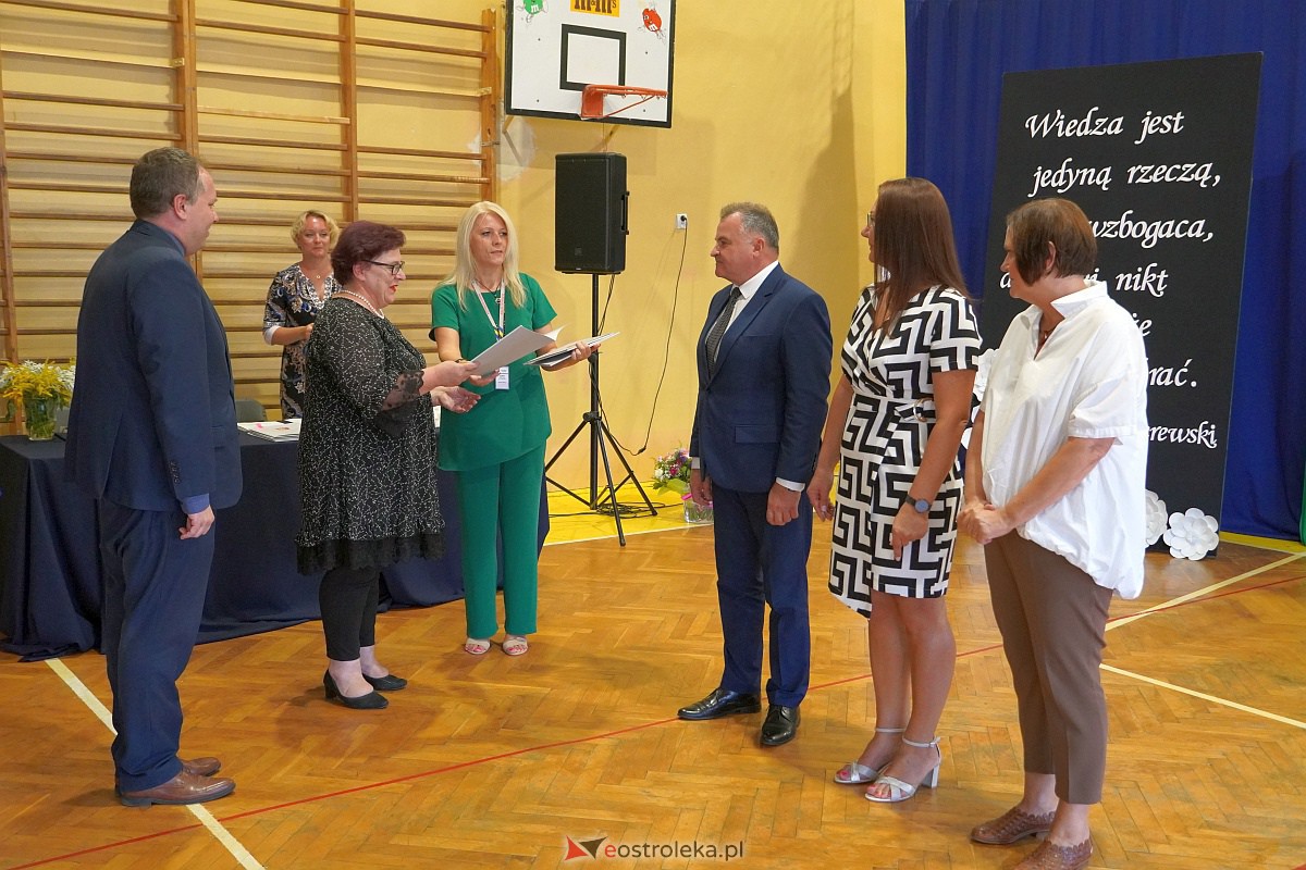 Uroczystość wręczania aktów nadania stopnia awansu nauczycielom mianowanym w Ostrołęce [28.08.2023] - zdjęcie #11 - eOstroleka.pl