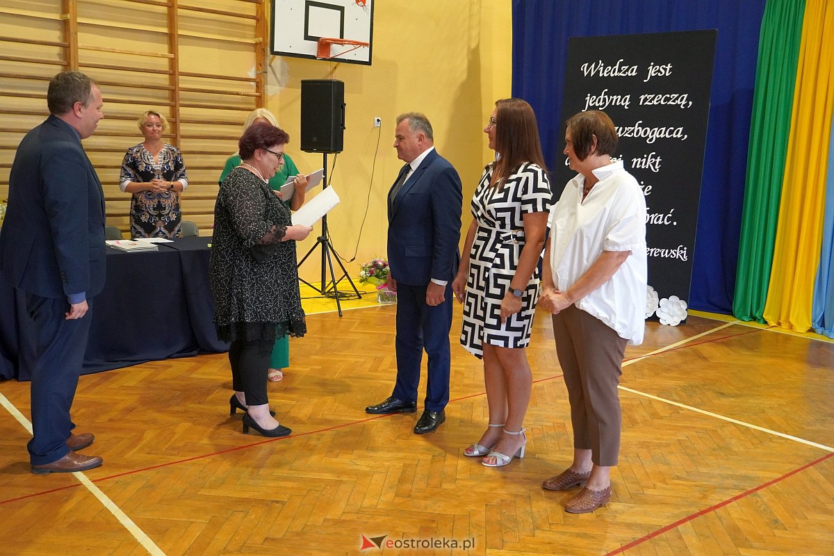 Uroczystość wręczania aktów nadania stopnia awansu nauczycielom mianowanym w Ostrołęce [28.08.2023] - zdjęcie #10 - eOstroleka.pl