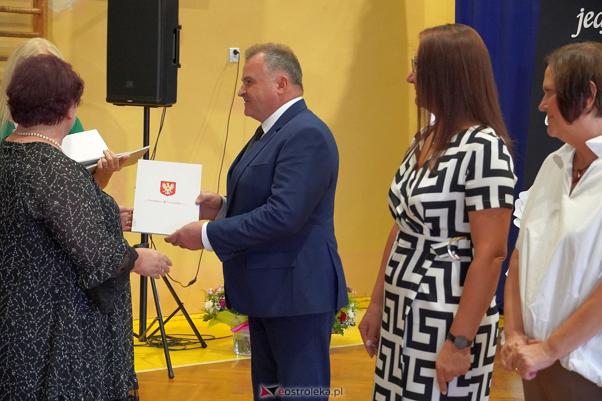 Uroczystość wręczania aktów nadania stopnia awansu nauczycielom mianowanym w Ostrołęce [28.08.2023] - zdjęcie #9 - eOstroleka.pl