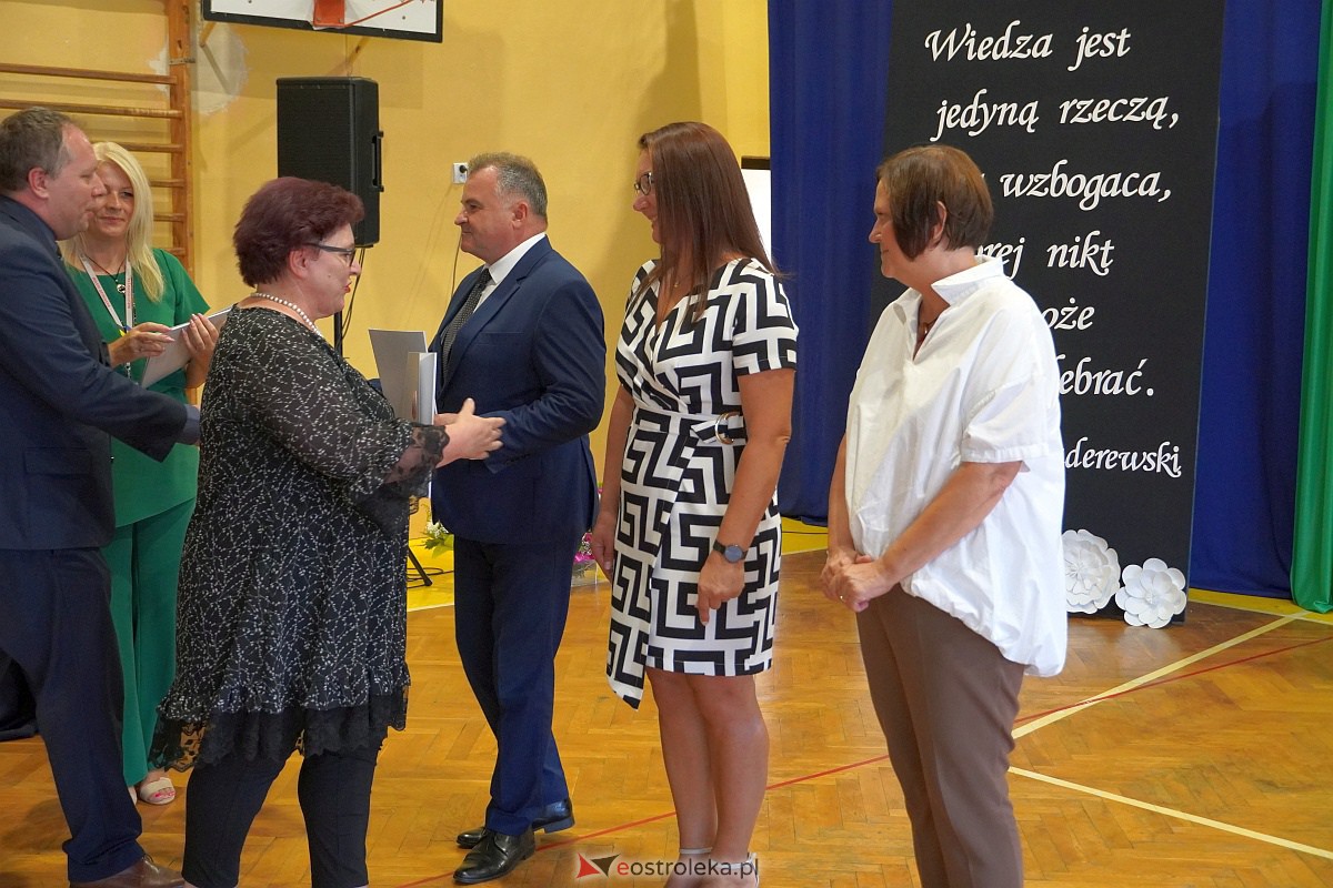 Uroczystość wręczania aktów nadania stopnia awansu nauczycielom mianowanym w Ostrołęce [28.08.2023] - zdjęcie #8 - eOstroleka.pl